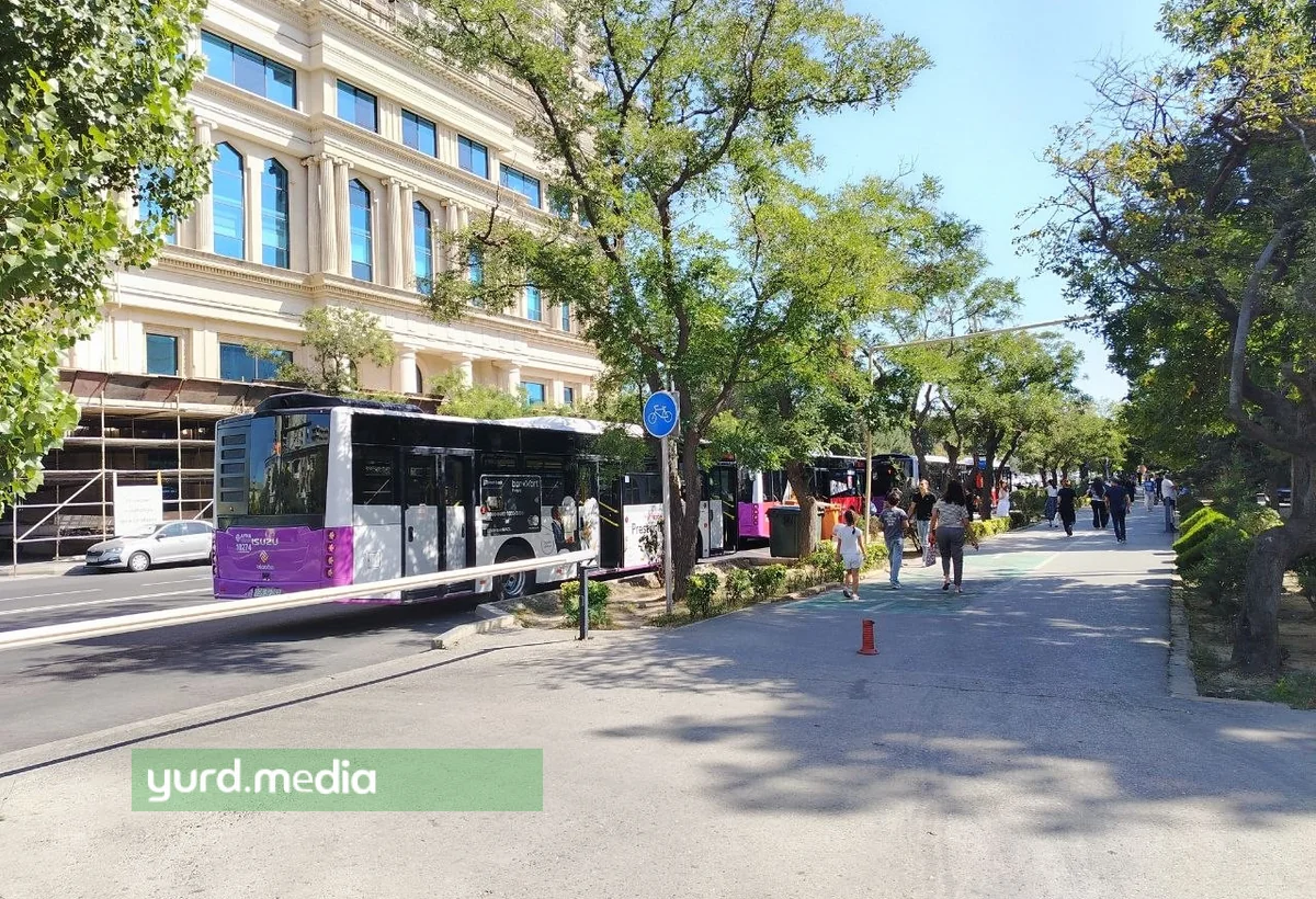 Metro qarşısında M avtobuslarının yaratdığı sıxlıq - FOTO