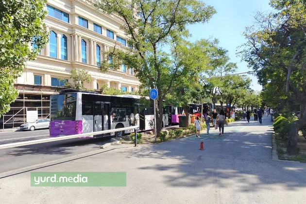 Metro qarşısında M avtobuslarının yaratdığı sıxlıq - FOTO