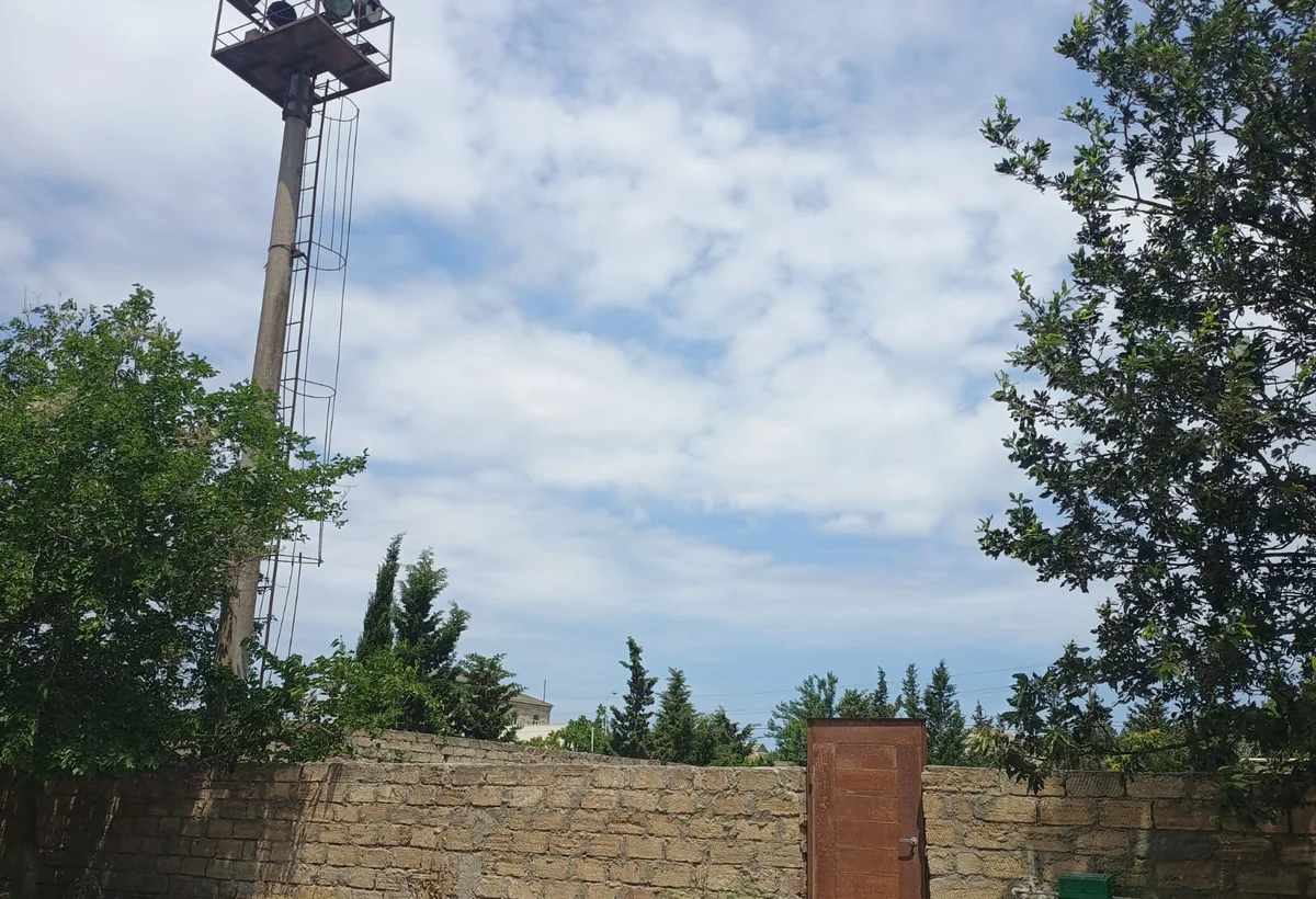 Binədə AZAL-ın istifadəsiz beton dirəyi sakinlər üçün təhlükəyə çevrilib