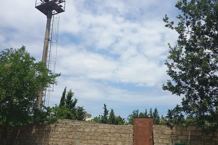 Binədə AZAL-ın istifadəsiz beton dirəyi sakinlər üçün təhlükəyə çevrilib