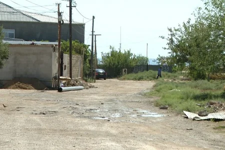 Zığ bağlarının yolunda iri çuxurlar yaranıb - VİDEO
