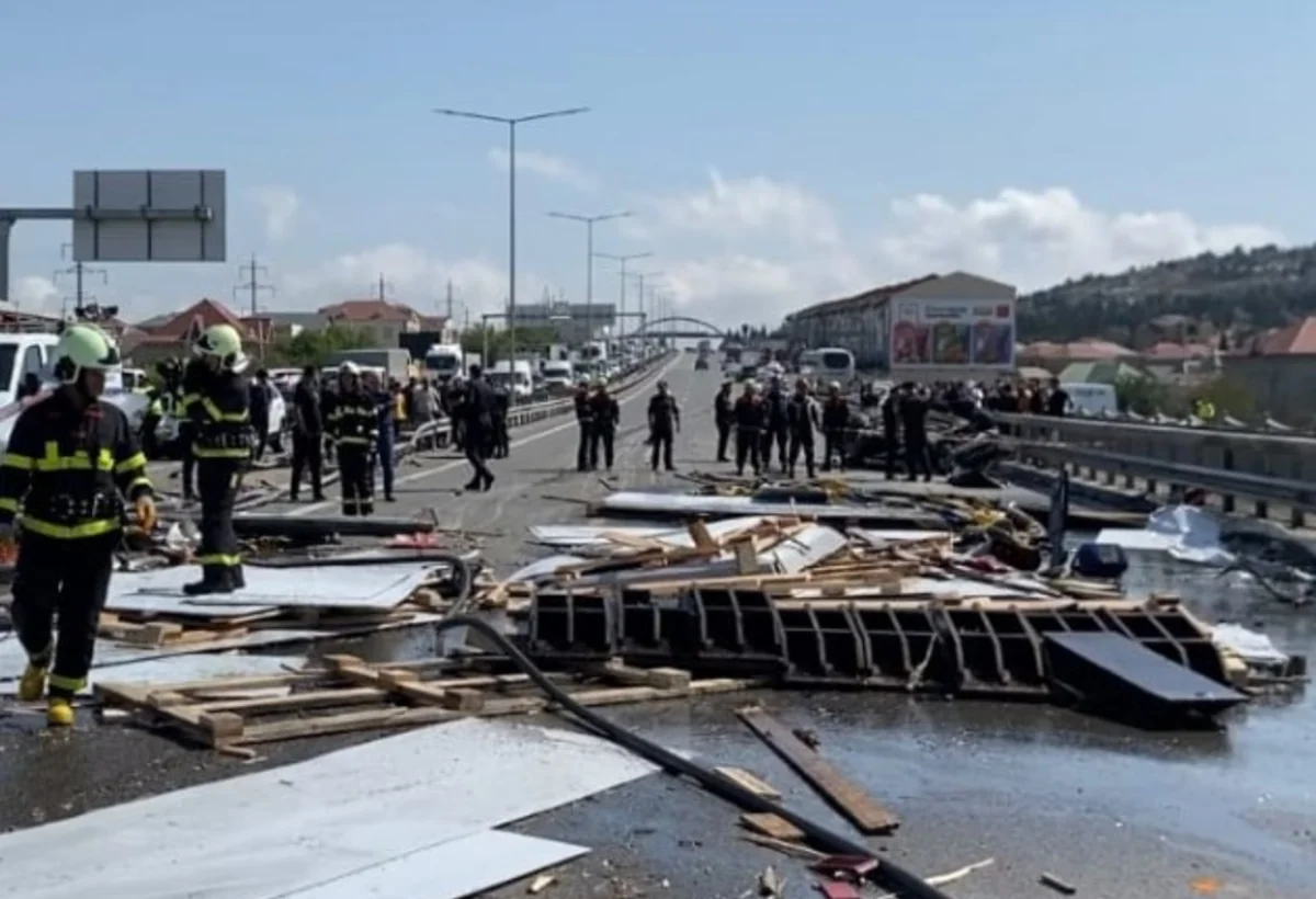 Yük maşını minik avtomobilinin üzərinə aşdı – 1 ölü, 2 yaralı
