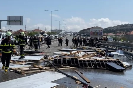 Yük maşını minik avtomobilinin üzərinə aşdı – 1 ölü, 2 yaralı