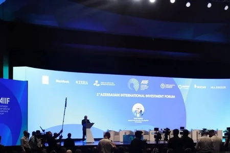 Bakıda qlobal proseslərin iqtisadi artıma və investisiyalara təsiri müzakirə olunur
