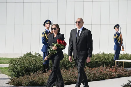 İlham Əliyev və Mehriban Əliyeva Anım Günü ilə əlaqədar Bakıdakı Zəfər parkında oldular