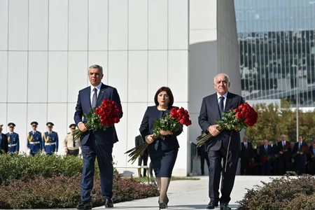 Dövlət və hökumət rəsmiləri Bakıdakı Zəfər parkında oldular - FOTO