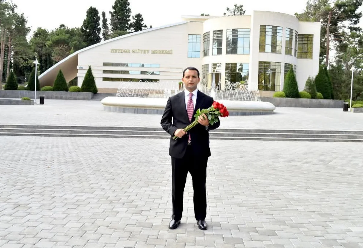 Yeni təyin olunan icra başçısı Ulu Öndərin abidəsini ziyarət edib