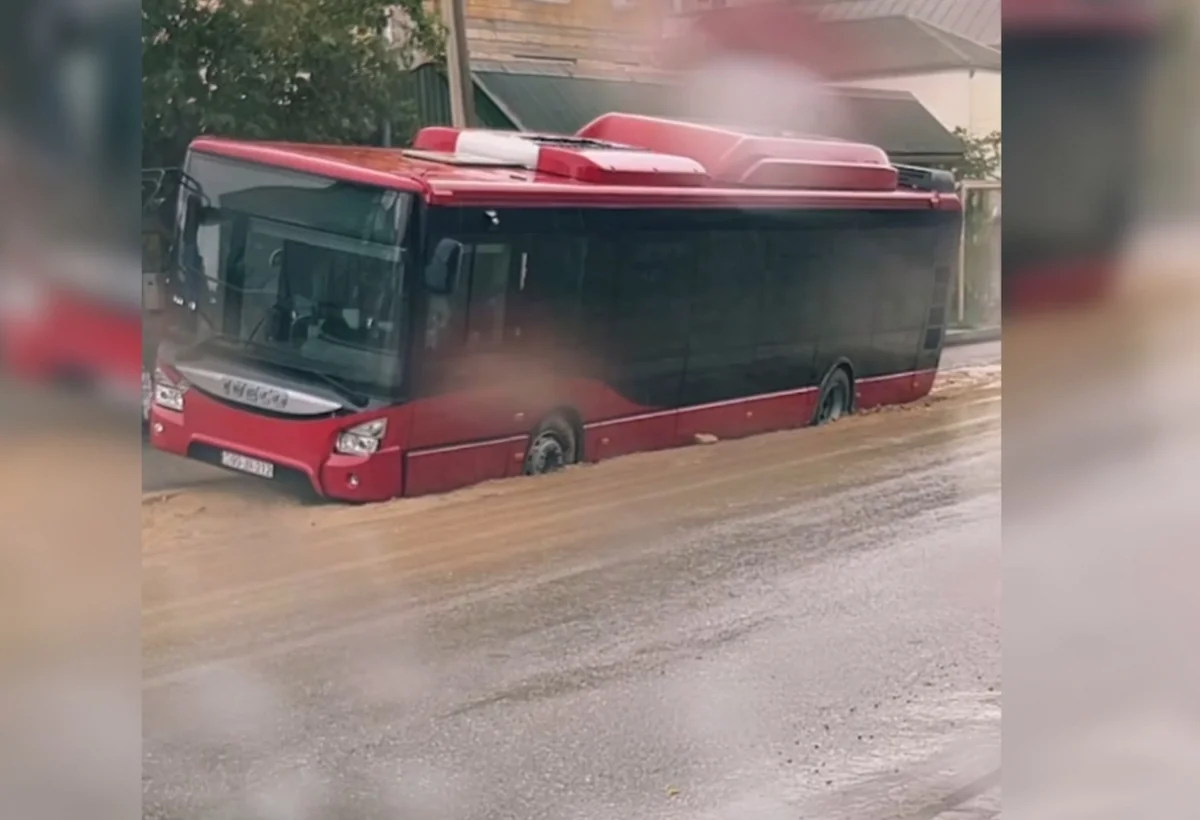 Xırdalanda avtobus yolda batıb qaldı - VİDEO