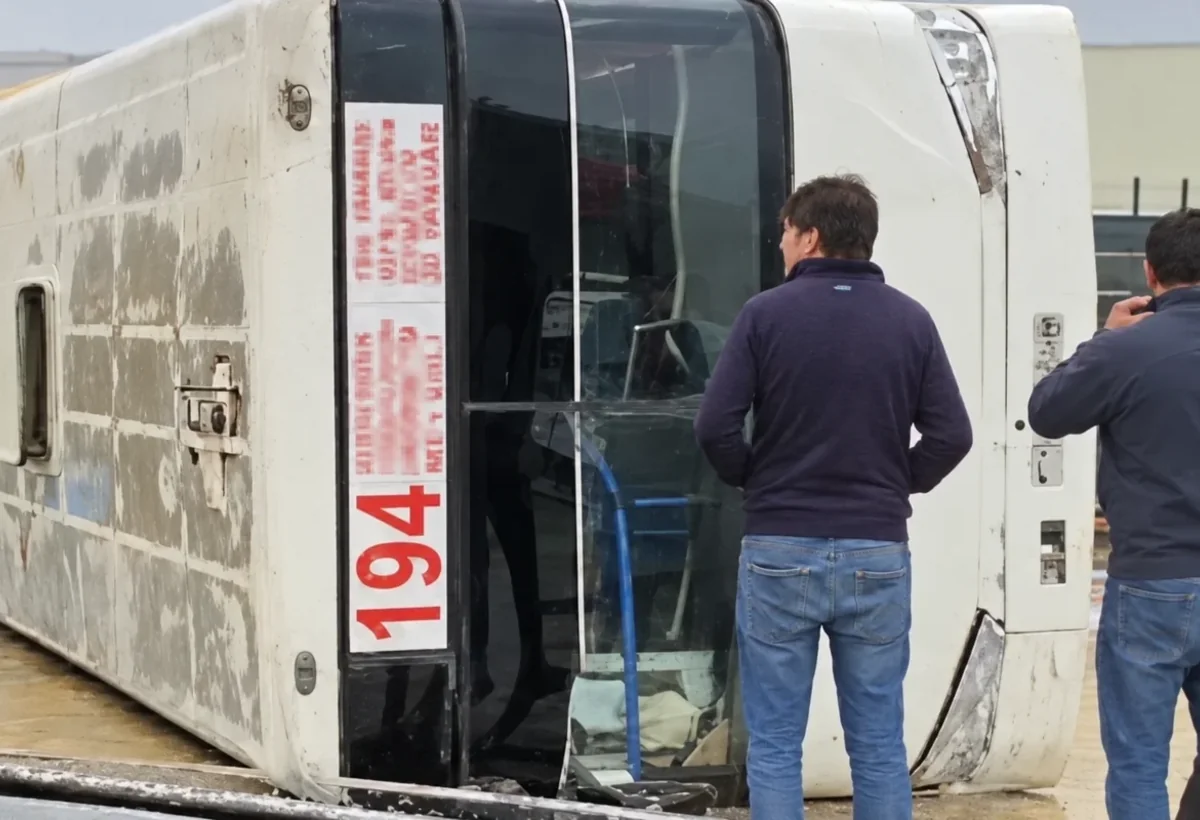 Sədərək Ticarət Mərkəzinin girişində avtobusu aşıb