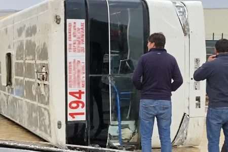 Sədərək Ticarət Mərkəzinin girişində avtobusu aşıb