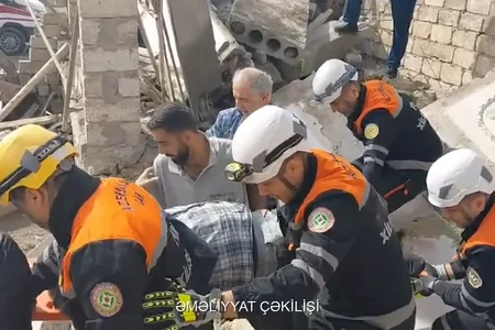 Bakıda yaşayış evi uçub, altında qalan qardaşlardan biri ölüb, digəri yaralanıb - VİDEO