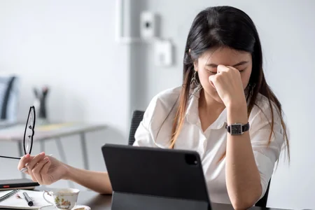Oturduğunuz yerdə streslə mübarizə aparmağın üç effektiv üsulu