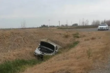 Biləsuvarda avtomobil yoldan çıxaraq aşıb, qadın xəsarət alıb