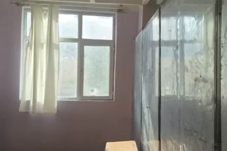 Məktəbin pəncərəsindən içəri DAŞ ATILDI – İki şagird yaralandı