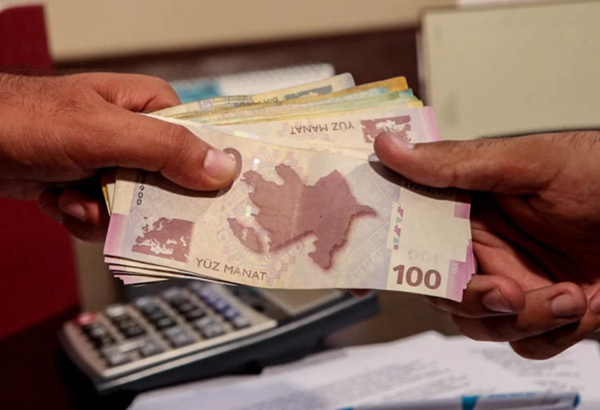 Azərbaycanda avqustda orta maaş 4 manat azalıb