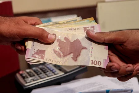 Azərbaycanda avqustda orta maaş 4 manat azalıb