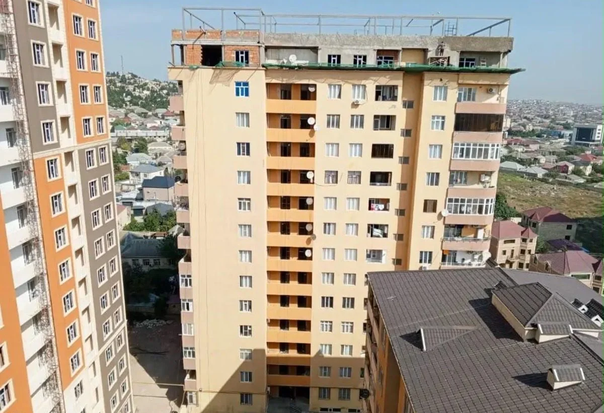 Xırdalanda mansard adı ilə çoxmərtəbəli binanın üstündə 2 mərtəbə tikdilər