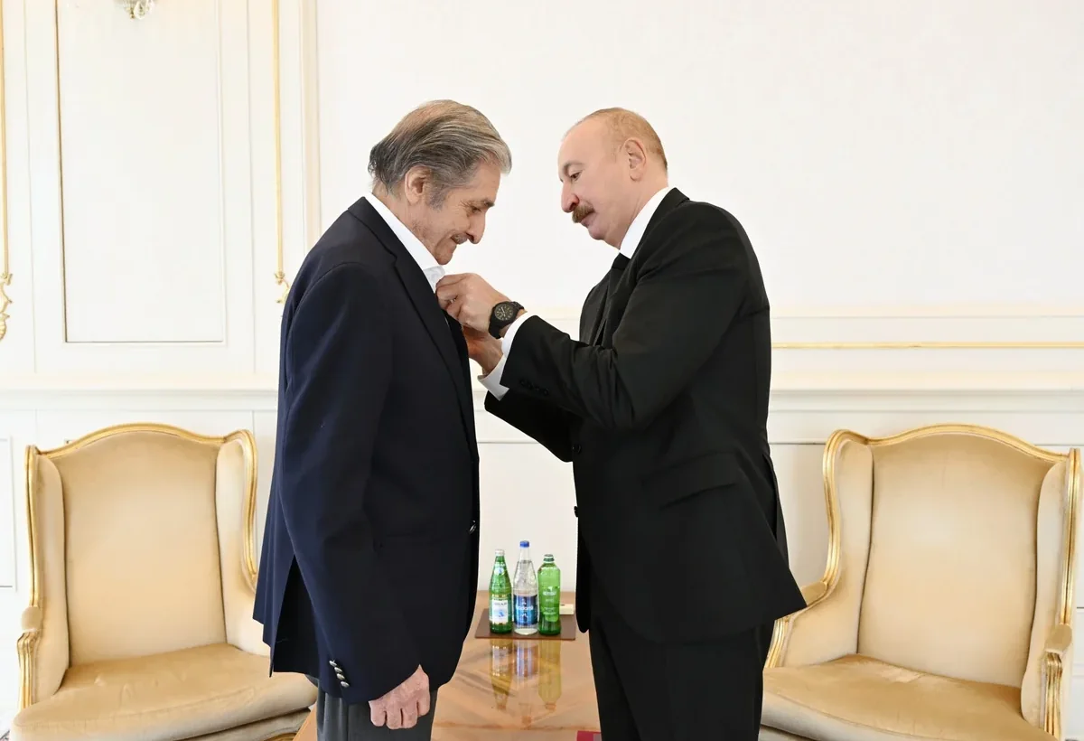 İlham Əliyev Xalq rəssamına İstiqlal ordenini təqdim edib