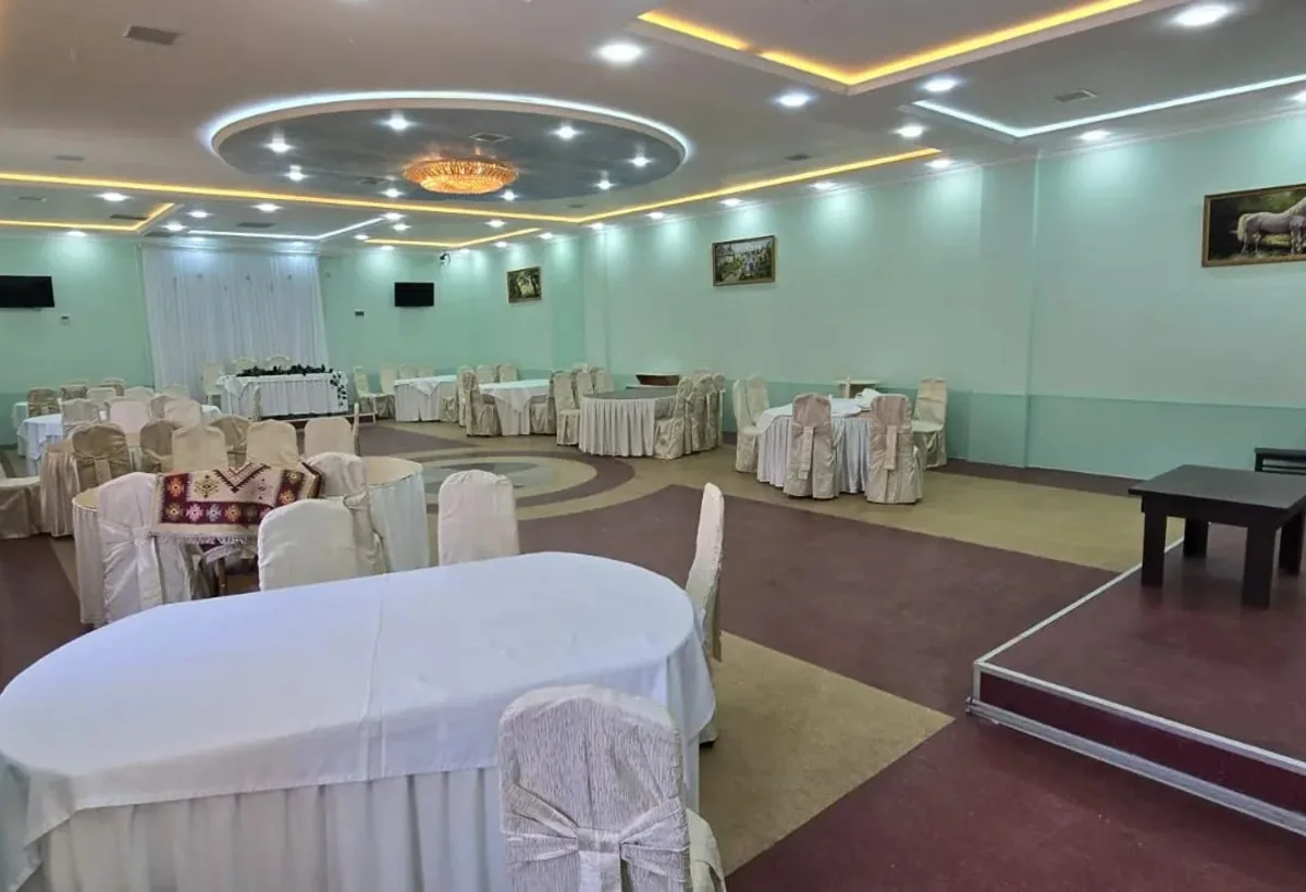 Sumqayıtda “İnci” restoranı borca görə satışa çıxarılıb - FOTO