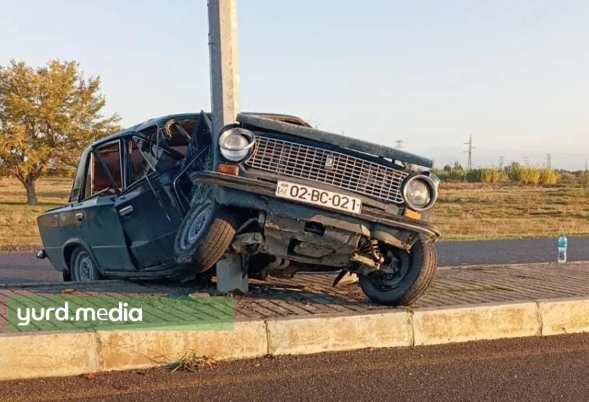Bərdədə avtomobil işıq dirəyinə çırpıldı