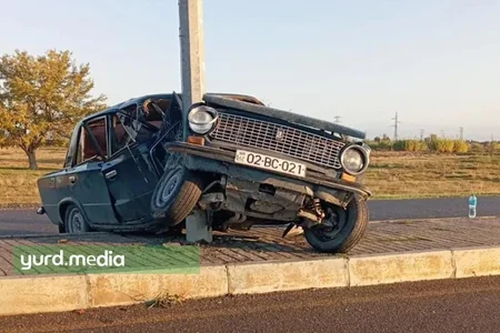 Bərdədə avtomobil işıq dirəyinə çırpıldı